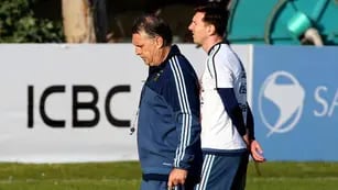 Martino y Messi. El DT y el mejor del mundo, cuya presencia tiró por tierra los rumores de un parate. // Foto: AP.