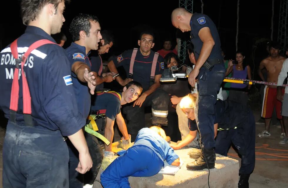Bomberos, policías y médicos trataron durante cinco horas de rescatar al niño, que gritaba desde las profundidades del hoyo / Foto: Orlando Pelichotti