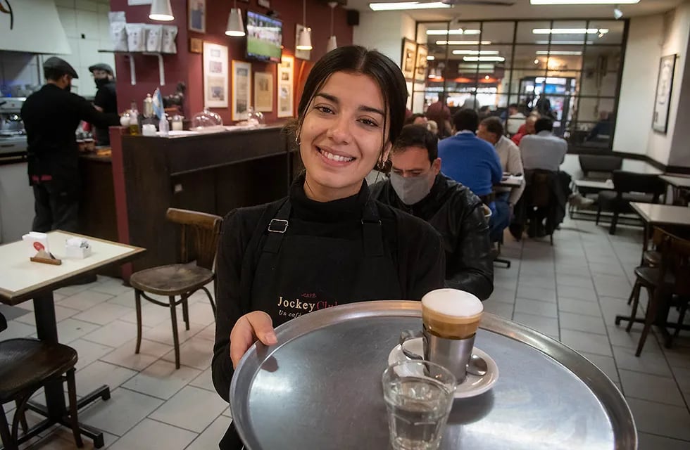 Melanie Piedras tiene grandes sueños y pone toda su vitalidad al servicio de un tradicional café de la Ciudad. Foto: Ignacio Blanco / Los Andes