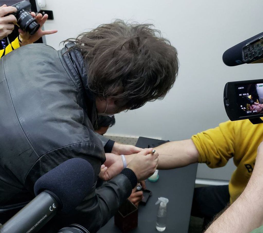 Dos jóvenes se tatuaron la firma de Javier Milei