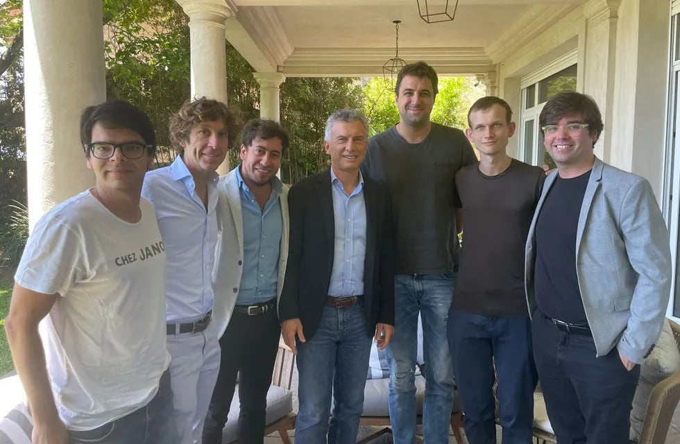 El expresidente Mauricio Macri, junto a el legislador porteño Darío Nieto, estuvieron esta tarde con Vitalik Buterin, el desarrollador de software y creador de Ethereum.
