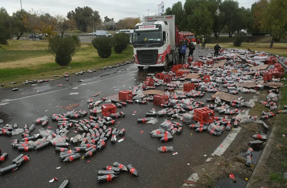 Cayó gran parte de la carga de un camión en el Acceso Este / Foto: Ignacio Blanco