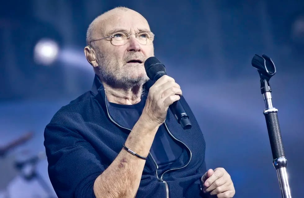 La salud de Phil Collins preocupa luego de que el artista permaneciera sentado durante su show, haya perdido la audición de su oído y ya no toque la batería.