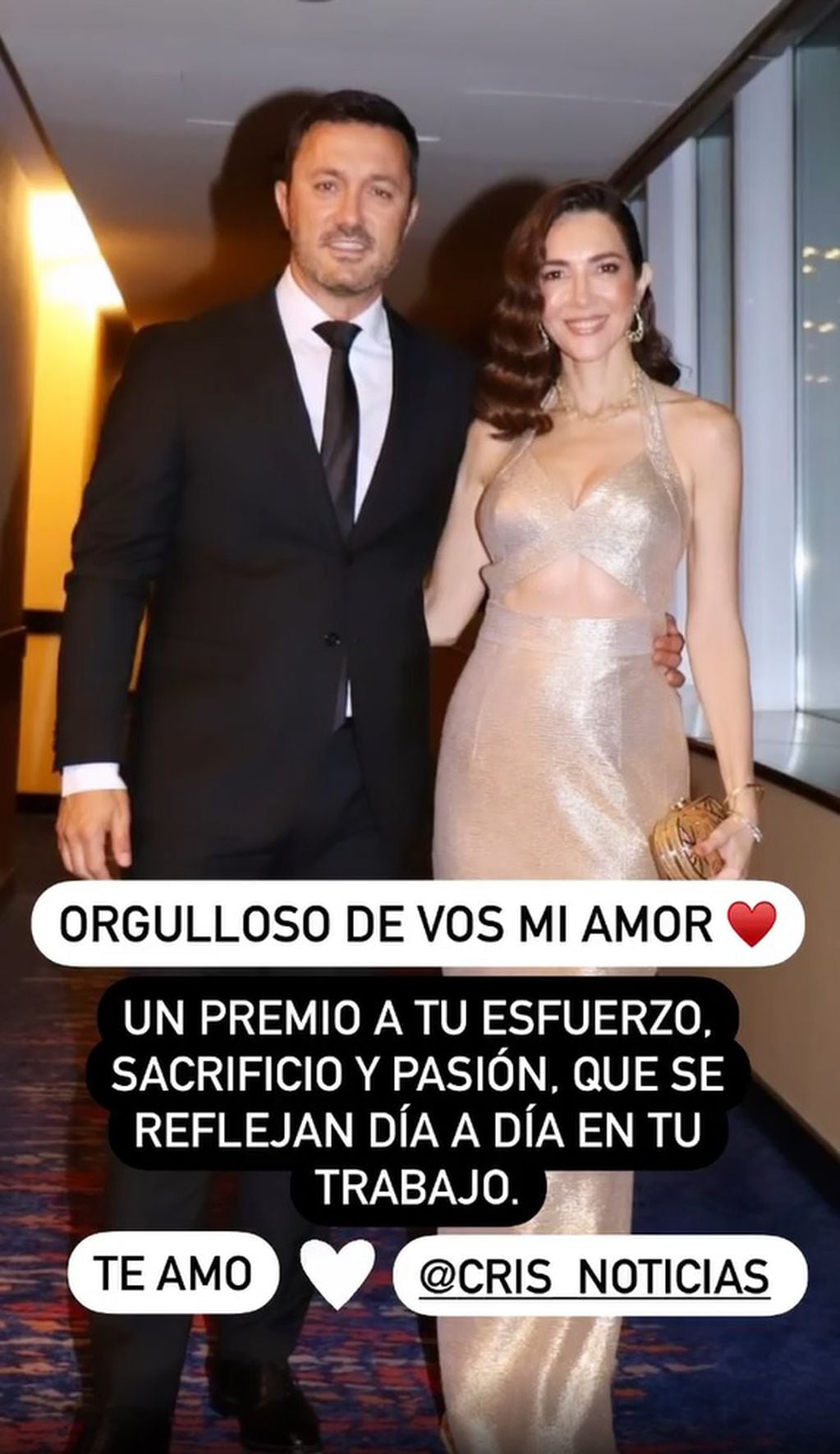 El apasionado festejo de Cristina Pérez y Luis Petri en los Martín Fierro 2022.