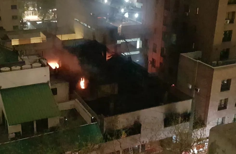 Incendio en edificio de avenida Colón, entre Mitre y Chile (Ciudad de Mendoza) Orlando Pelichotti / Los Andes