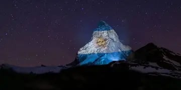  La bandera argentina fue proyectada en la montaña más grande de los Alpes suizos como señal de esperanza y solidaridad por la pandemia de coronavirus. - Twitter