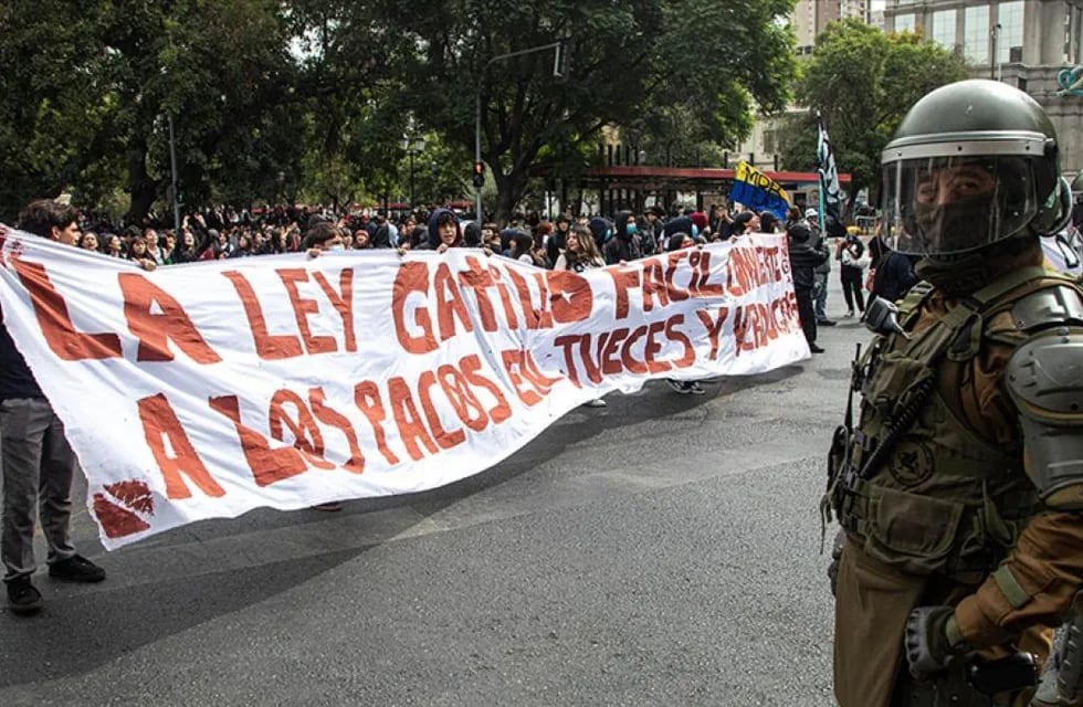 Estudiantes salieron a las calles en protesta contra la nueva ley de seguridad que da más libertad a la policía para disparar.