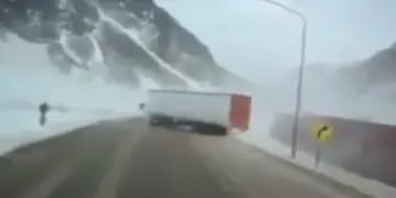 Un camionero casi cae al vacío por los fuertes vientos en Alta Montaña