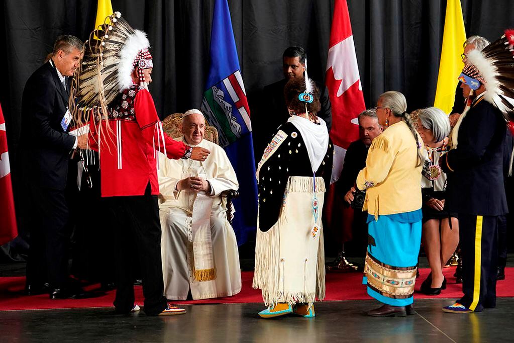 El Papa Francisco fue recibido por representantes del las primeras naciones de Canadá.