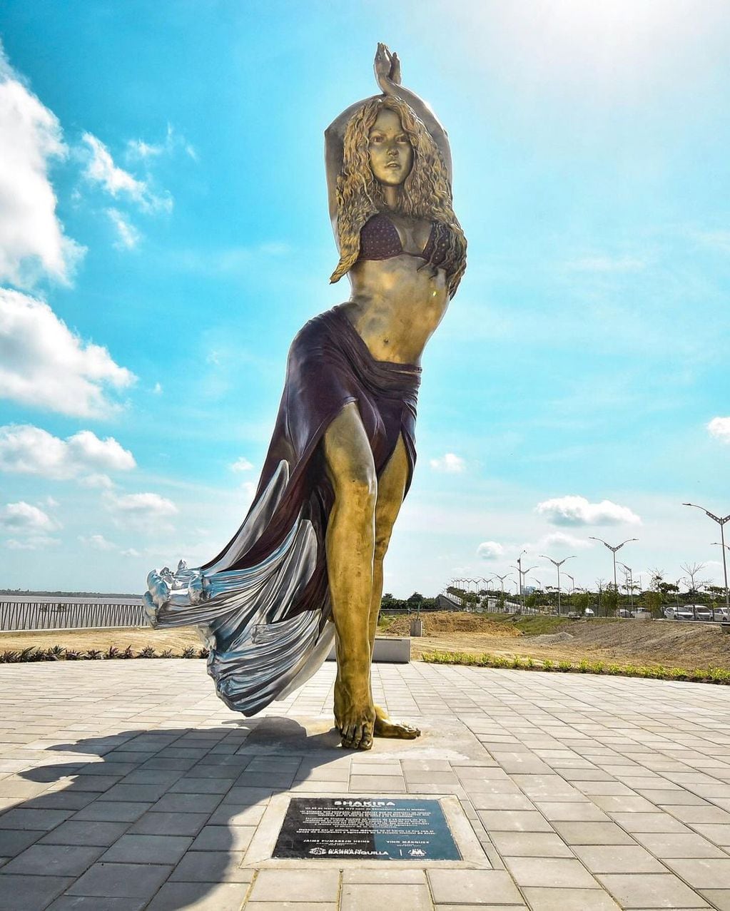 Inauguraron una estatua gigante de Shakira.