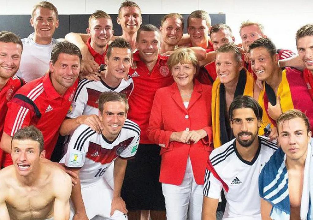 Angela Merkel con la Selección de Alemania, campeona en 2014 (Archivo)