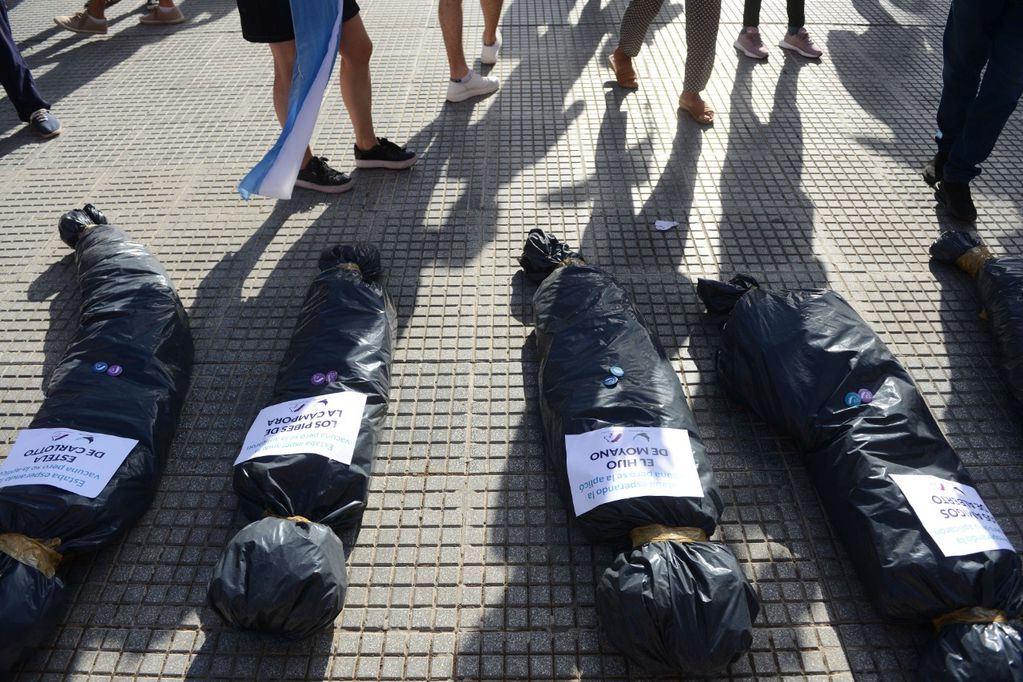 Diez "bolsas con cadáveres" fueron colocadas en la vereda de la Casa Rosada.