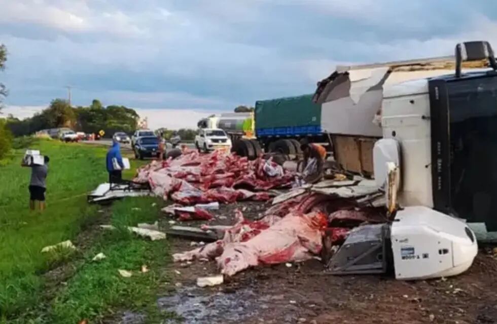 Un camión frigorífico volcó en Salta y lo saquearon por completo: “Se llevaron hasta la última achura”. (Gentileza)
