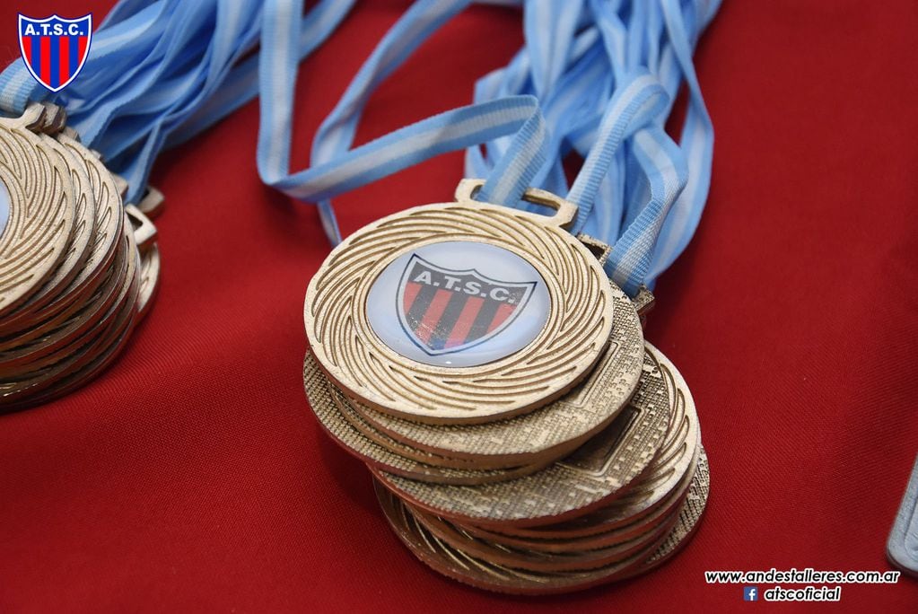 Los medallas que recibirán todos los deportistas destacados en el 2022-2023. El premio mayor: el Spartaco Castellani. / Gentileza.