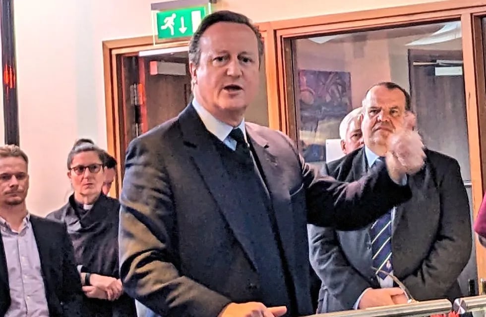 El Secretario de Relaciones Exteriores 
David Cameron se dirigió en una recepción comunitaria en las Islas Malvinas, recordando los 11 años desde la votación definitiva de los isleños donde eligieron seguir siendo parte de Gran Bretaña.