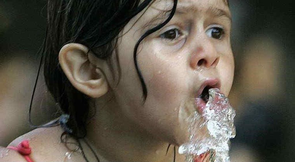 Hidratación. Beber agua es una de las claves para evitar un golpe de calor.