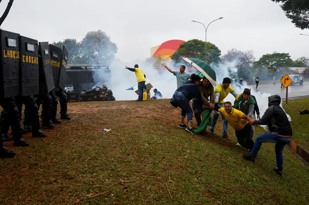 Caos en Brasil: la Policía intenta liberar más de 150 carreteras bloqueadas por simpatizantes de Bolsonaro. / Foto: Gentileza