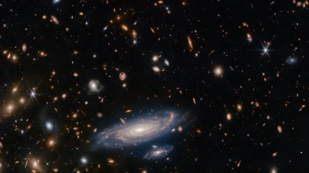 En la parte inferior está LEDA 2046648, una galaxia espiral que se encuentra en la constelación de Hércules. Gentileza: 20 minutos.