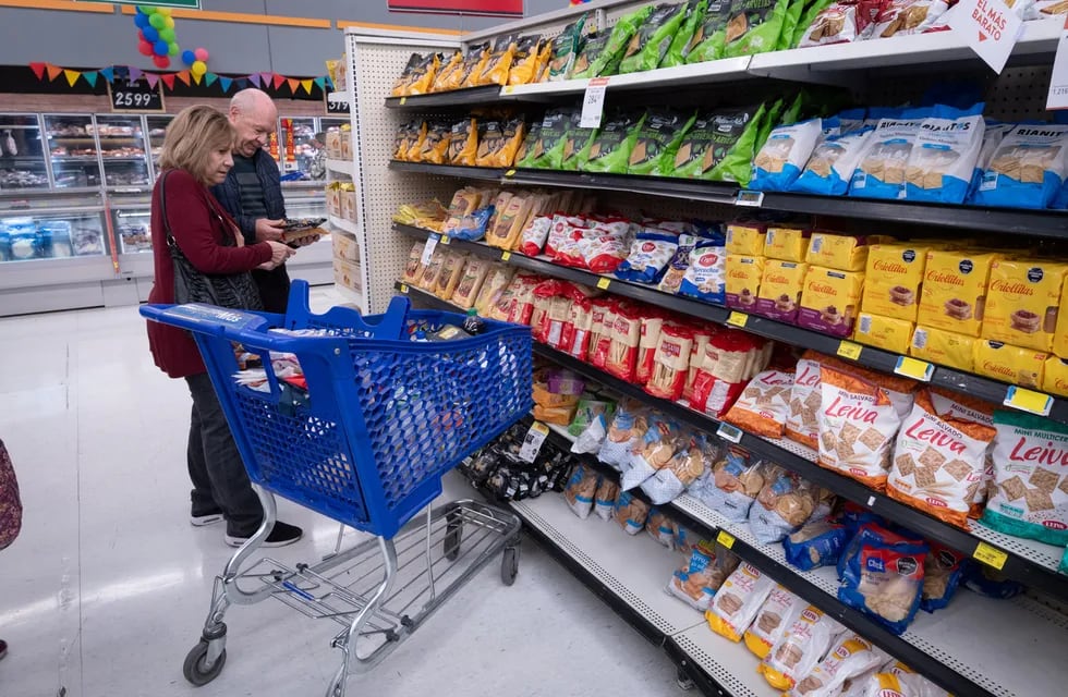 El gobierno acordó con supermercados para que hagan subas máximas de 5% mensual por 90 días. Foto: Ignacio Blanco / Los Andes