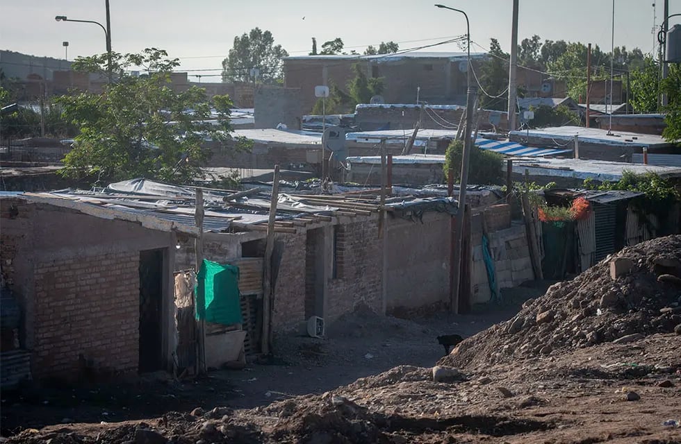 Asentamiento sobre el Circuito del Challao, frente al barrio La Favorita (Ciudad). Foto: Ignacio Blanco / Los Andes