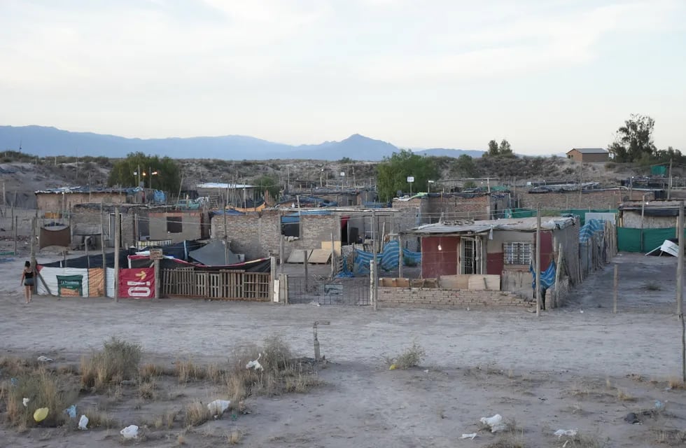 Alrededor de mil familias de El Algarrobal reclaman por agua para uso domestico.
Son familias que viven en viviendas precarias que carecen de todos los servicios públicos.

Foto: Mariana Villa / Los Andes 
 