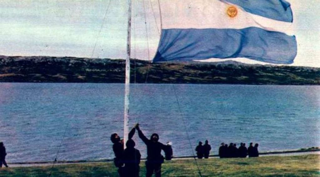 Luego de 149 años de ocupación británica, los soldados argentinos volvieron a izar el pabellón nacional en Malvinas el 2 de abril de 1982.