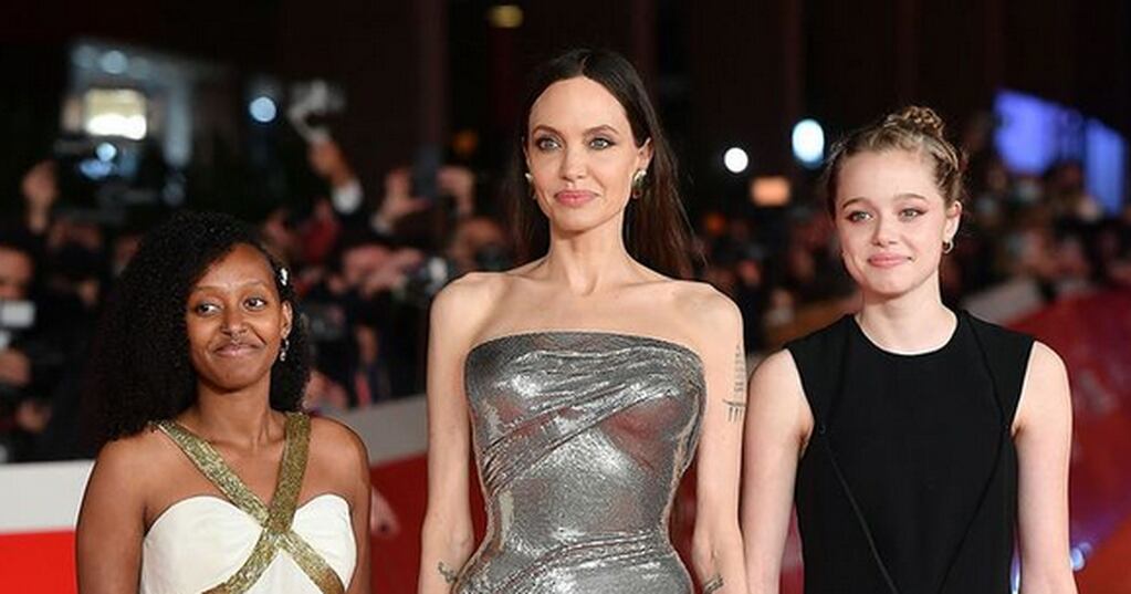 Angelina Jolie, junto a dos de sus hijas.