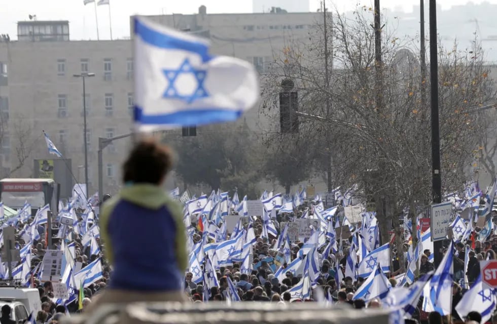 Multitudinarias protestas en Israel contra la reforma judicial de Benjamin Netanyahu. Se acumulan 7 semanas de manifestaciones, aunque la primera de las tres votaciones necesarias para que se apruebe la reforma ya tuvo voto positivo.