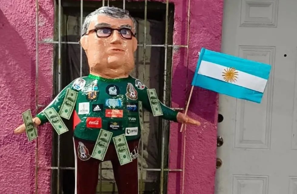La piñata, además de lucir una camiseta de la Selección Mexicana, tiene dólares de utilería adheridos y una bandera Argentina en su mano izquierda. Foto: Facebook Piñatería Ramirez.