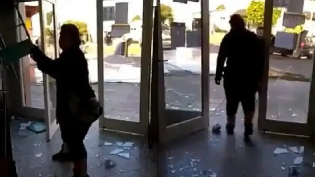 Una mujer atacó un registro civil en La Matanza. / Foto: captura de video