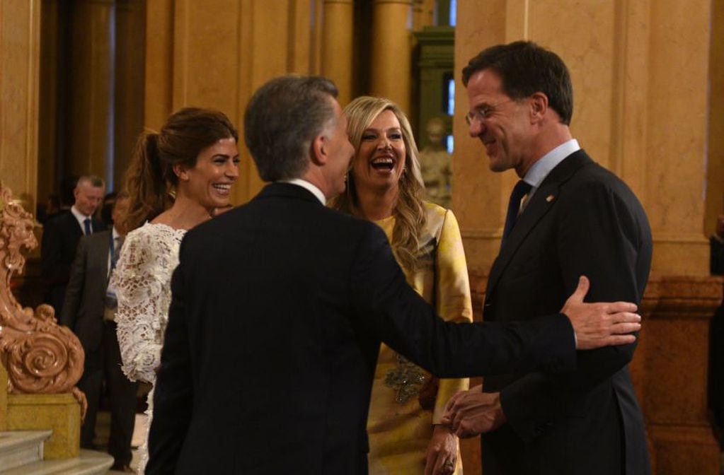 
Mauricio Macri saluda a Mark Rutte, primer ministro de los Países Bajos.
