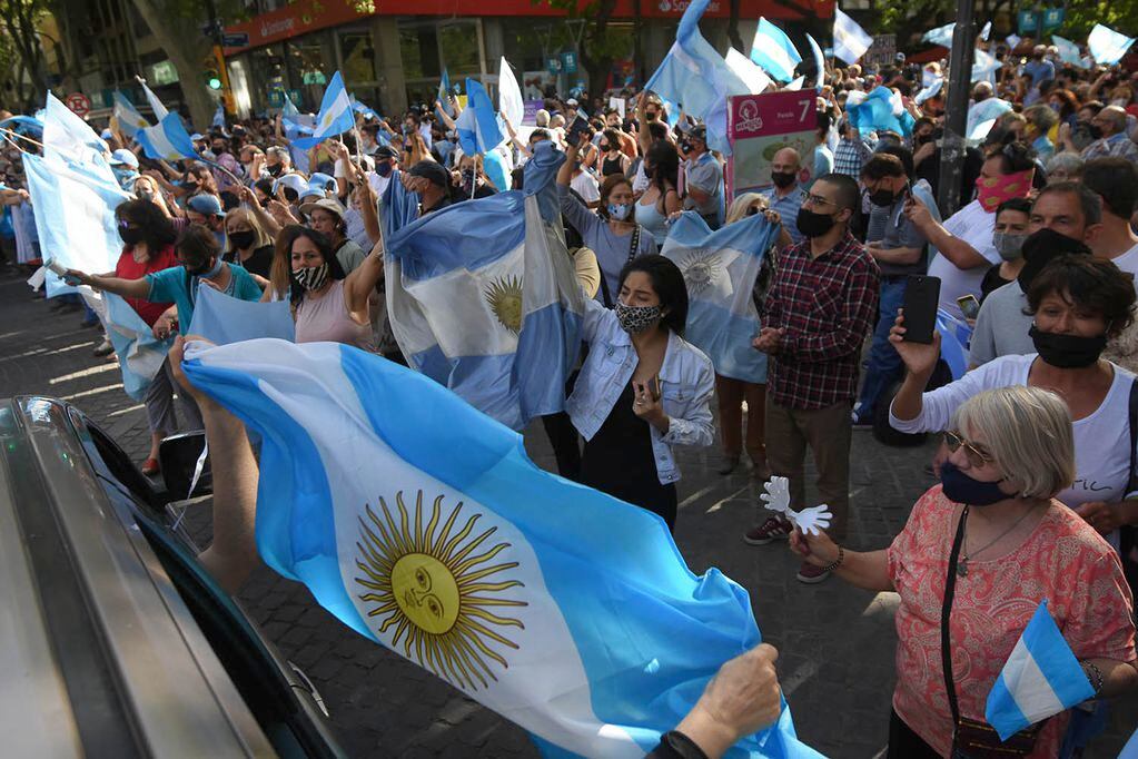 En el centro de Mendoza cientos de personas asistieron con carteles de apoyo a Suárez y en contra del Gobierno nacional.