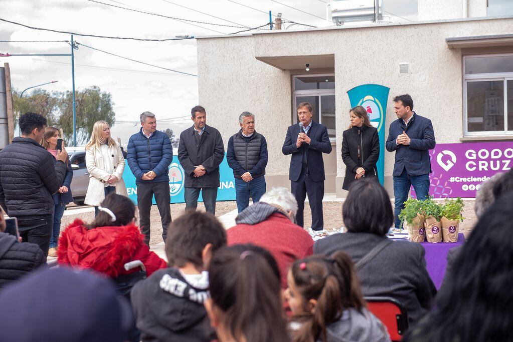 Rodolfo Suárez encabezó la entrega de viviendas en Godoy Cruz. Foto: Prensa Mendoza