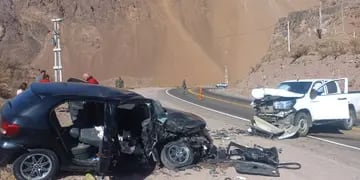 Un auto y una camioneta chocaron de frente en una peligrosa curva de Las Cuevas