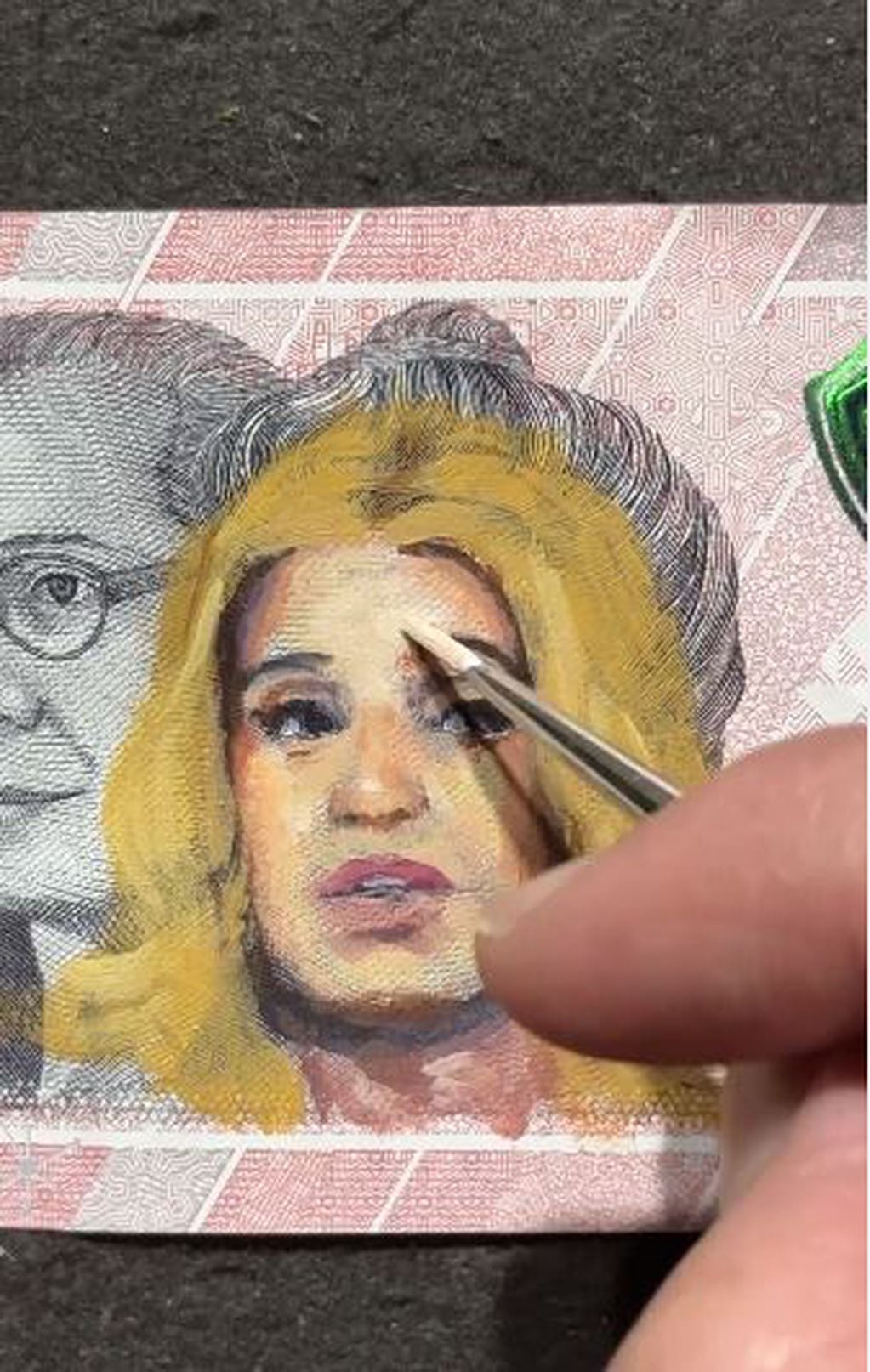 Un artista plástico pinta sobre billetes personajes icónicos de la historia y el entretenimiento