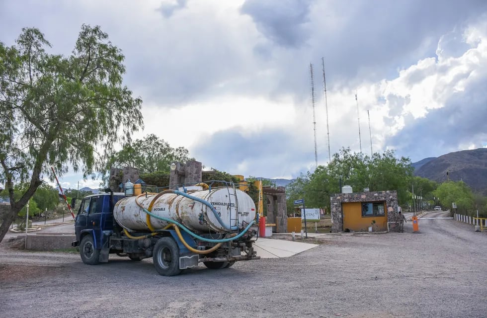 Un camión cisterna llega a uno de los barrios ubicados al oeste de El Challao.
Foto: Mariana Villa / Los Andes