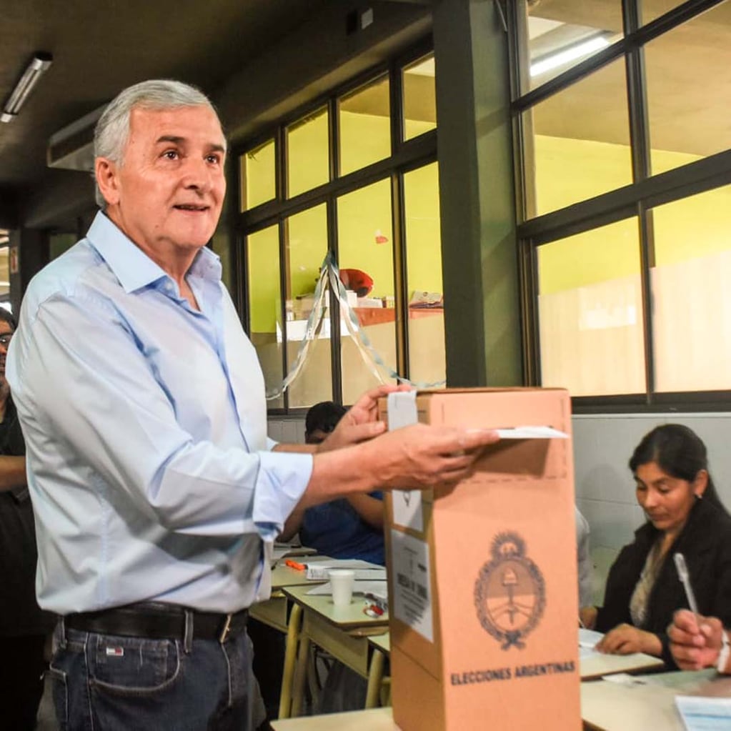 El gobernador Gerardo Morales al momento de emitir su voto en las elecciones pasadas.