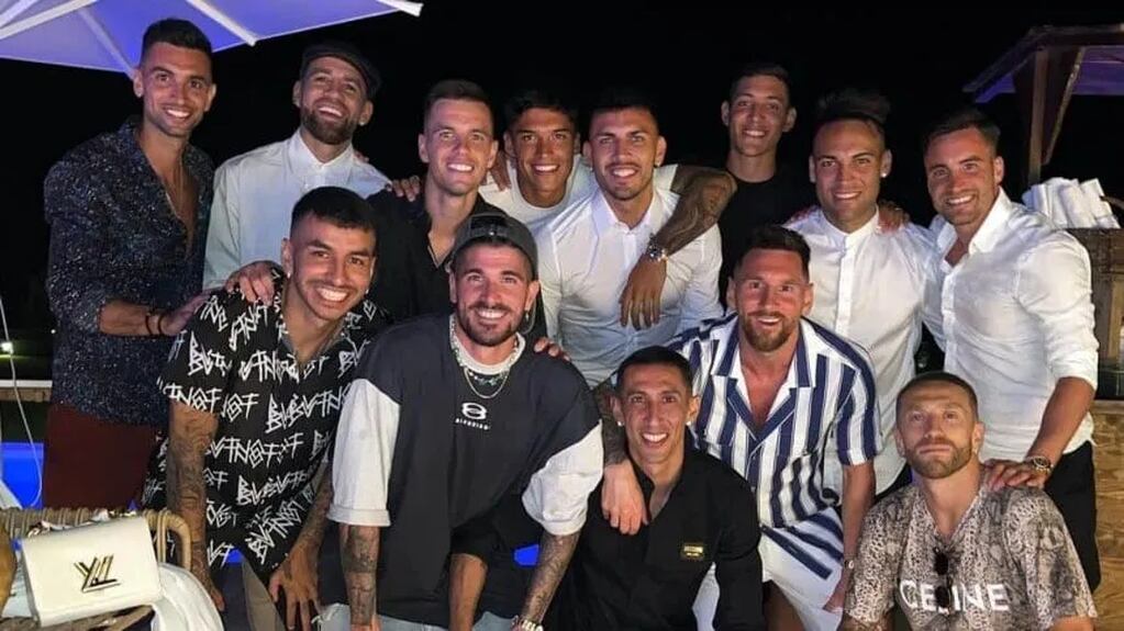 Lionel Messi festejó su cumpleaños número 35 con sus compañeros de la Selección Argentina en Ibiza. / Gentileza.