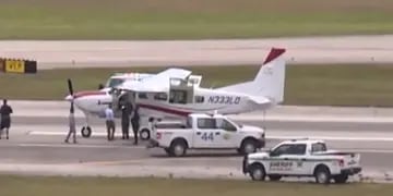 Un pasajero sin experiencia aterrizó un avión con la ayuda de un controlador aéreo