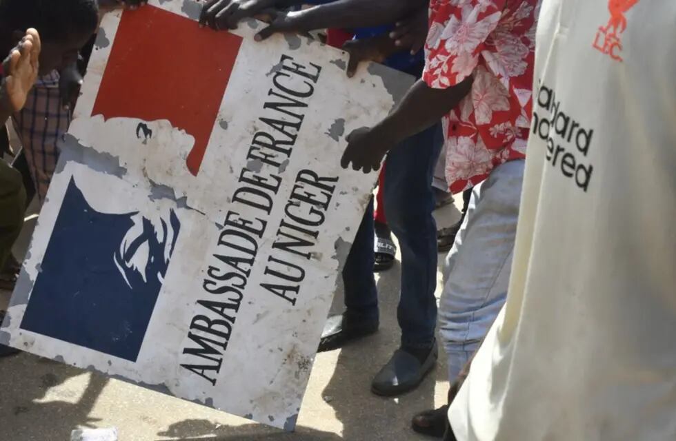 Manifestantes quemaron banderas francesas y rompieron elementos de la embajada.