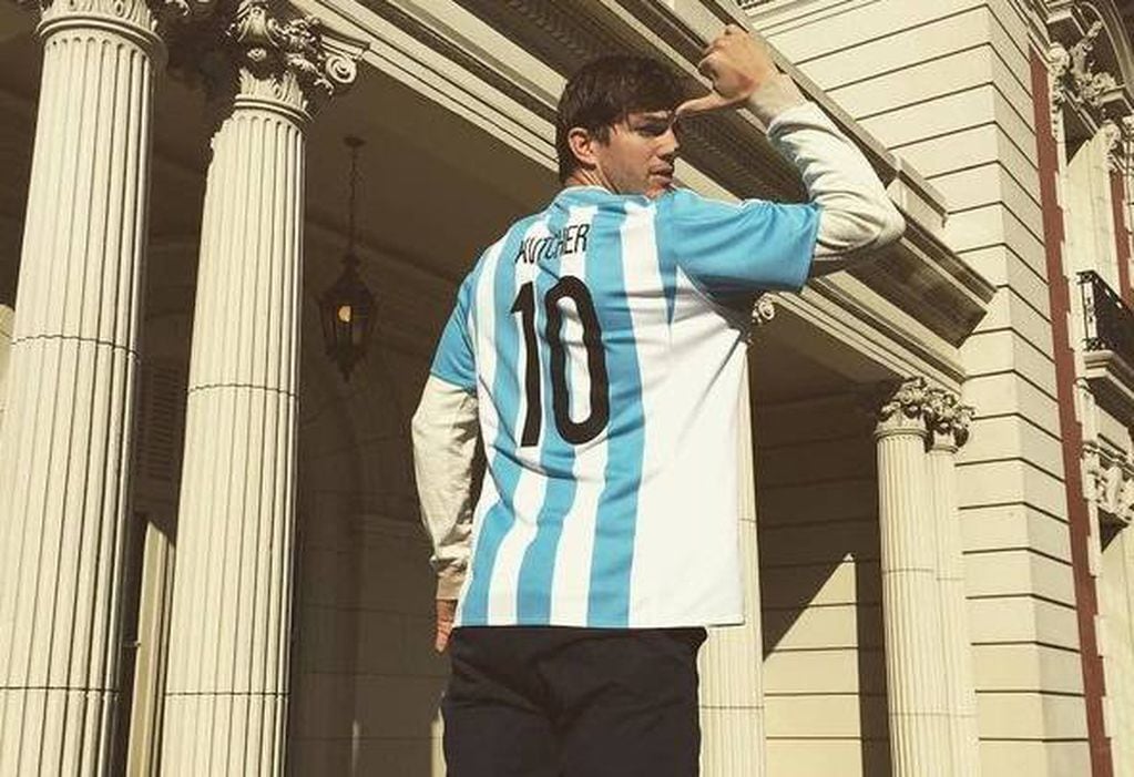 Capo total: Ashton Kutcher se puso la camiseta de Argentina
