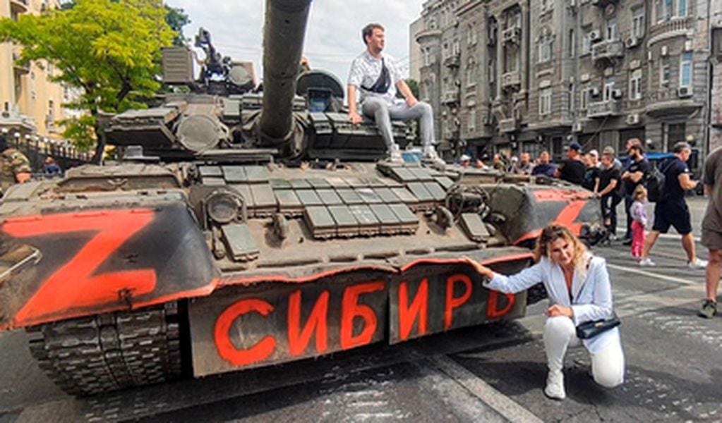 Civiles se acercaron a fotografiarse sobre los tanques del Grupo Wagner en las calles de Rostov, mientras se dirigían hacia Moscú el pasado sábado 24 de junio.