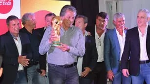  Ubaldo Matildo Fillol, arquero campeón mundial en 1978, luce la Copa. / @AFA