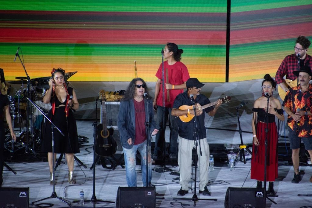 El dúo Orozco Barrientos acompañó al ensamble de músicos locales, con un set a pura cueca y folclore | Mariana Villa.