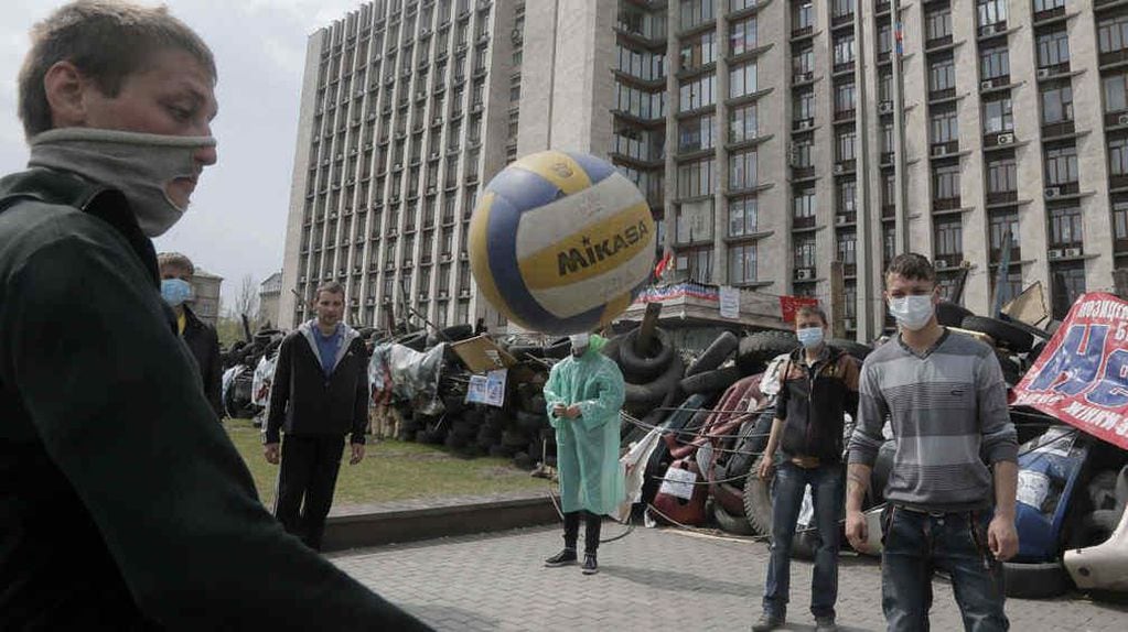 Distendidos. Los activistas prorrusos disputaron un partido de fútbol en Donetsk (AP).
