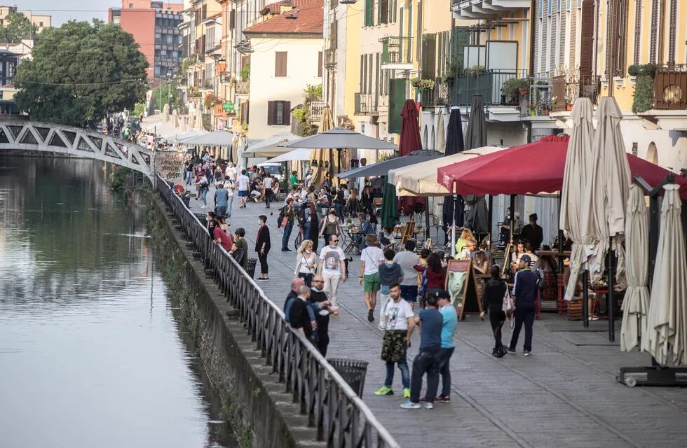 La gente camina en el distrito del canal Naviglio grande en Milán, Italia. Foto: AP