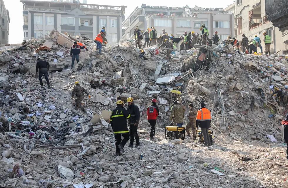 Brigadistas argentinos rescataron a tres personas con vida entre los escombros en Turquía.