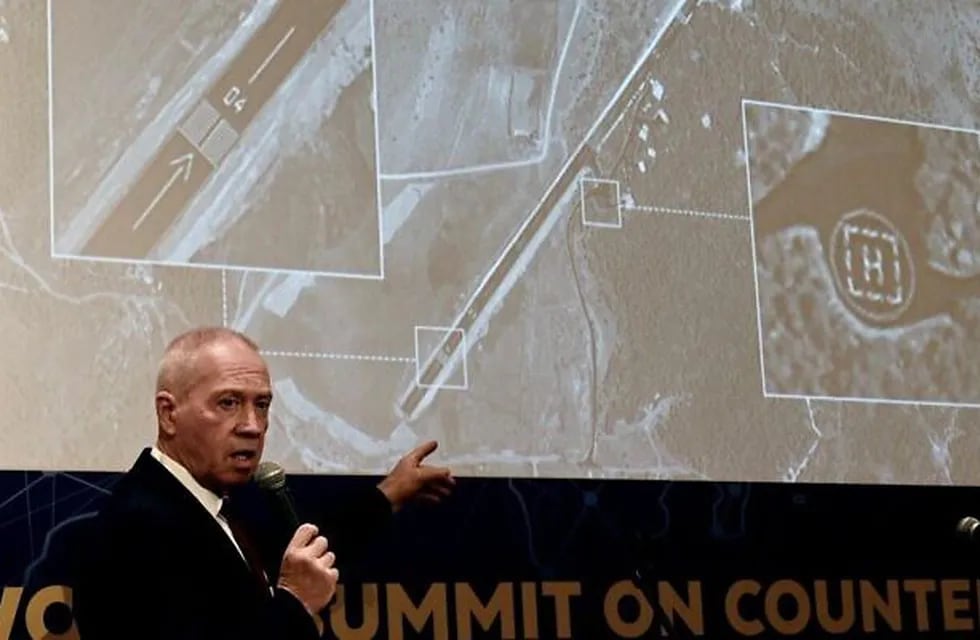 El ministro de defensa israelí, Yoav Gallant, durante la exposición de las imágenes satelitales que muestran un aeropuerto en construcción a 20km de la frontera con Israel, aparentemente llevado a cabo por Irán.