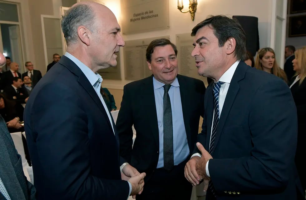 Guillermo Carmona, Omar Parisi y Omar de Marchi, cuando se encontraron en la Asamblea Legislativa el 1 de mayo.
Foto: Orlando Pelichotti