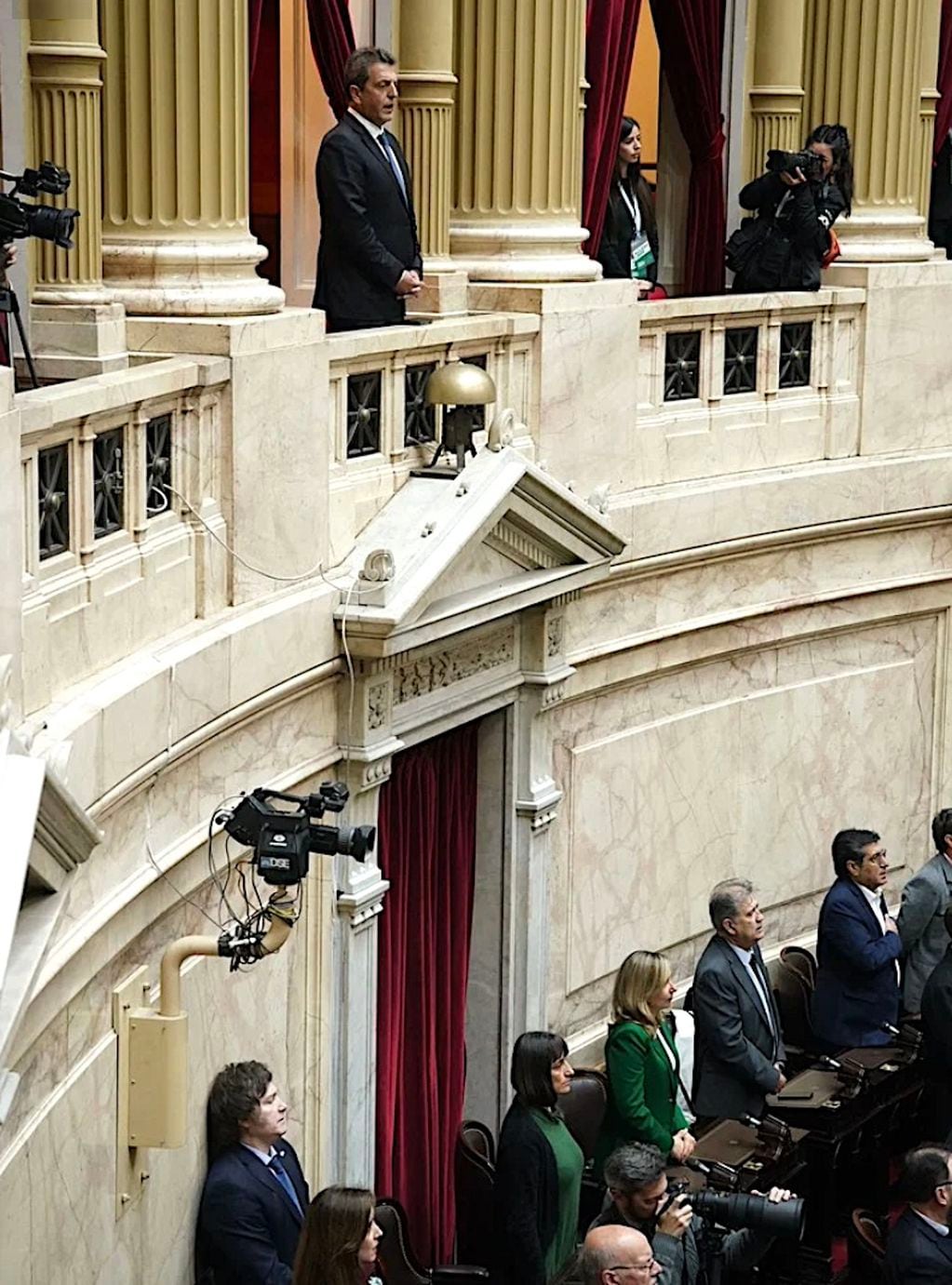 Massa y Milei compartieron espacio durante la Asamblea Legislativa durante la validación de las fórmulas para el balotaje. Foto: Juano Tesone / Clarín